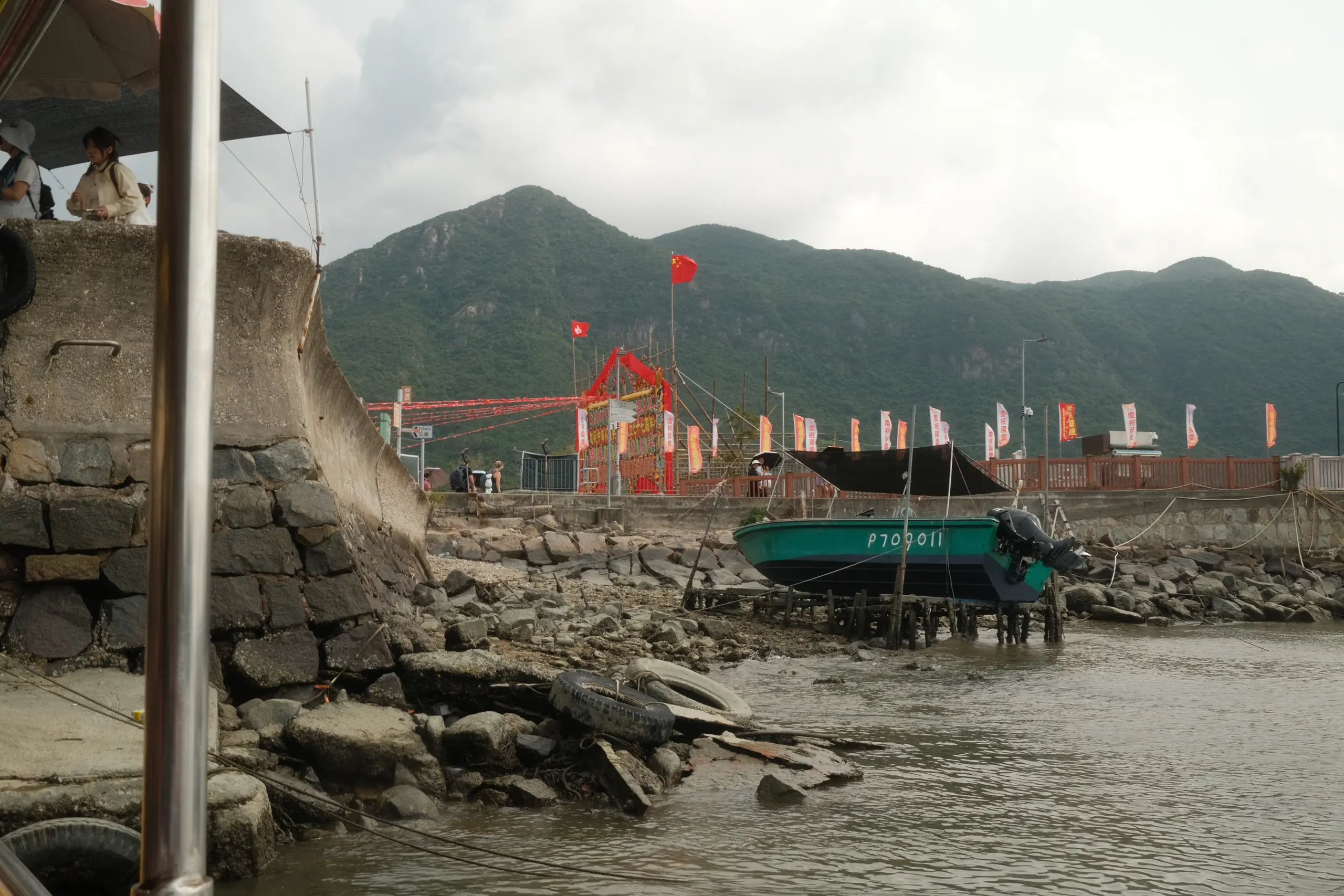 The shore at Tai O at low tide with boats on the mud